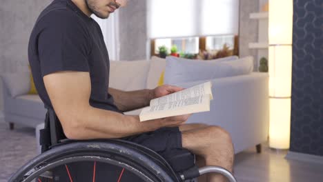 Behinderte-Person,-Die-Im-Rollstuhl-Ein-Buch-Liest.